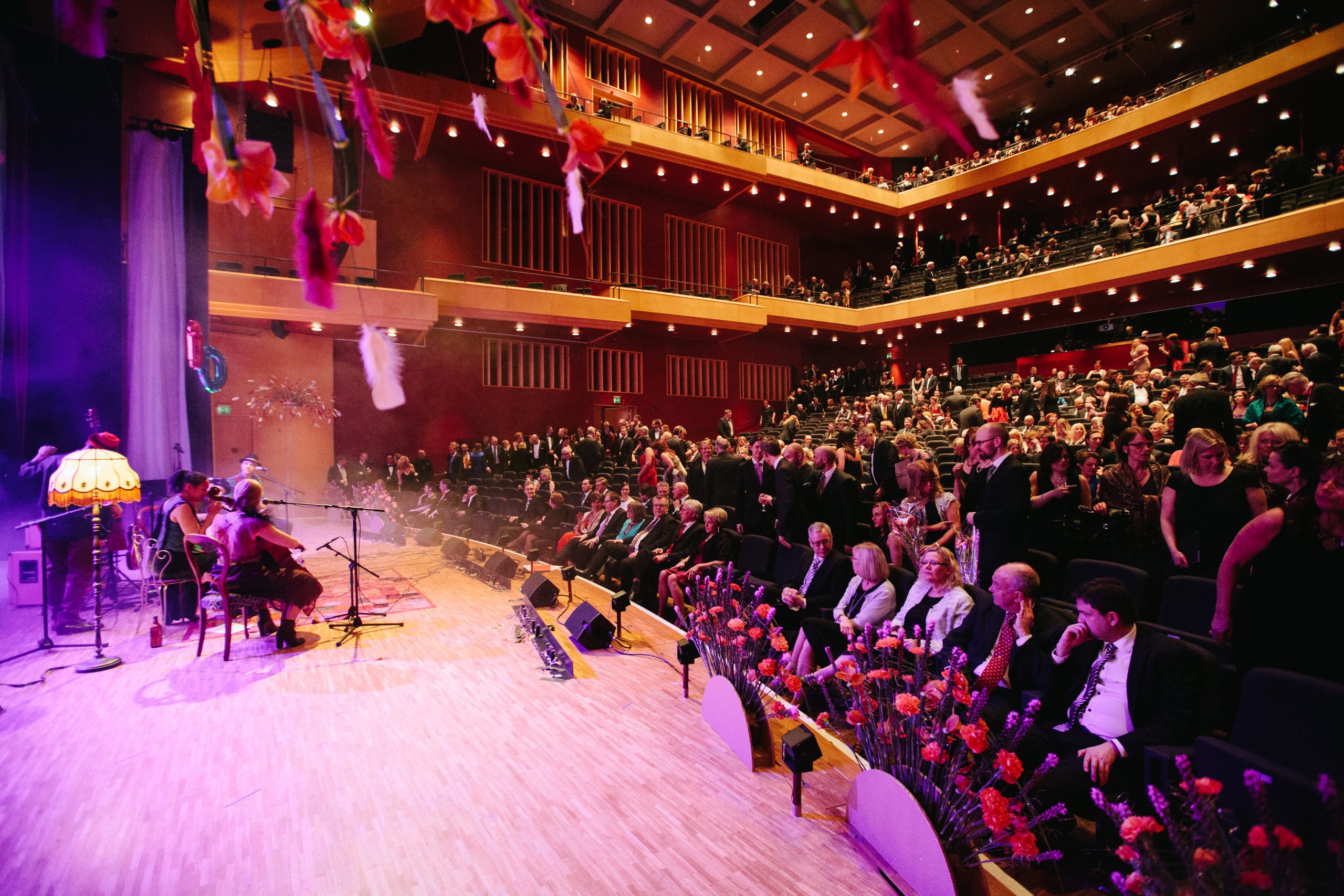 En orkester med awake projects spelar på Stora scen i Västerås Konserthus. Fotograf: Henrik Mill