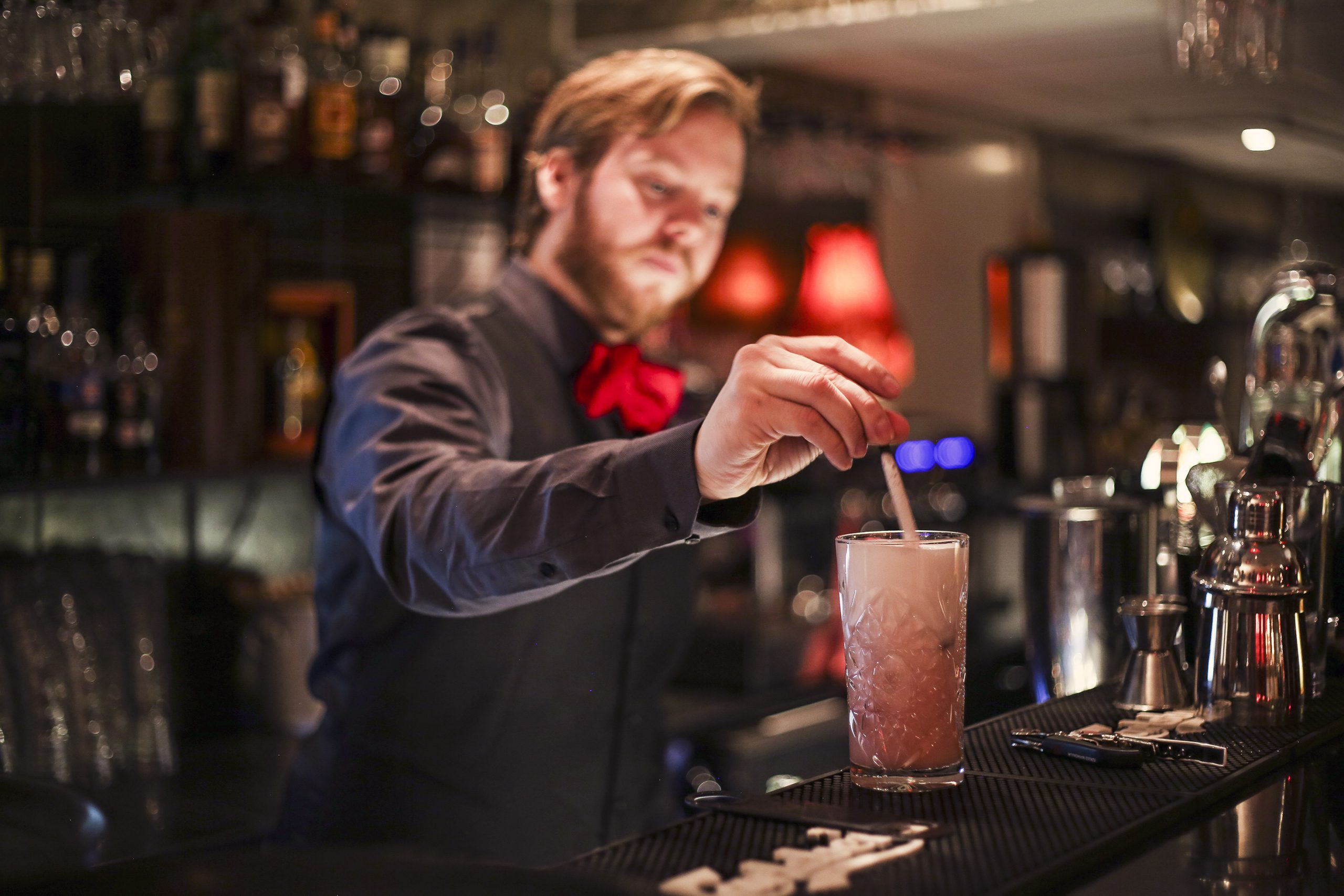Bartender blandar en dring i baren på Agrill i Västerås. Foto: Pressbild/ Mikael Nystrand