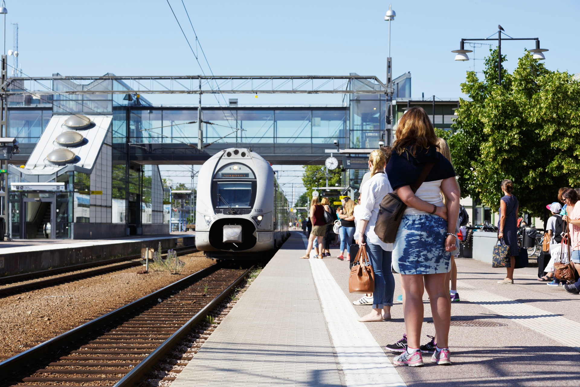 Ett SJ tåg och resenärer står på perrongen på Västerås Centralstation. Fotograf: Mostphotos