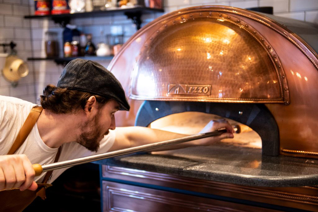 Pizzabagare på Bistron bakar pizza i en ugn från Neapel. Fotograf: Pressbild, Hem till Gården