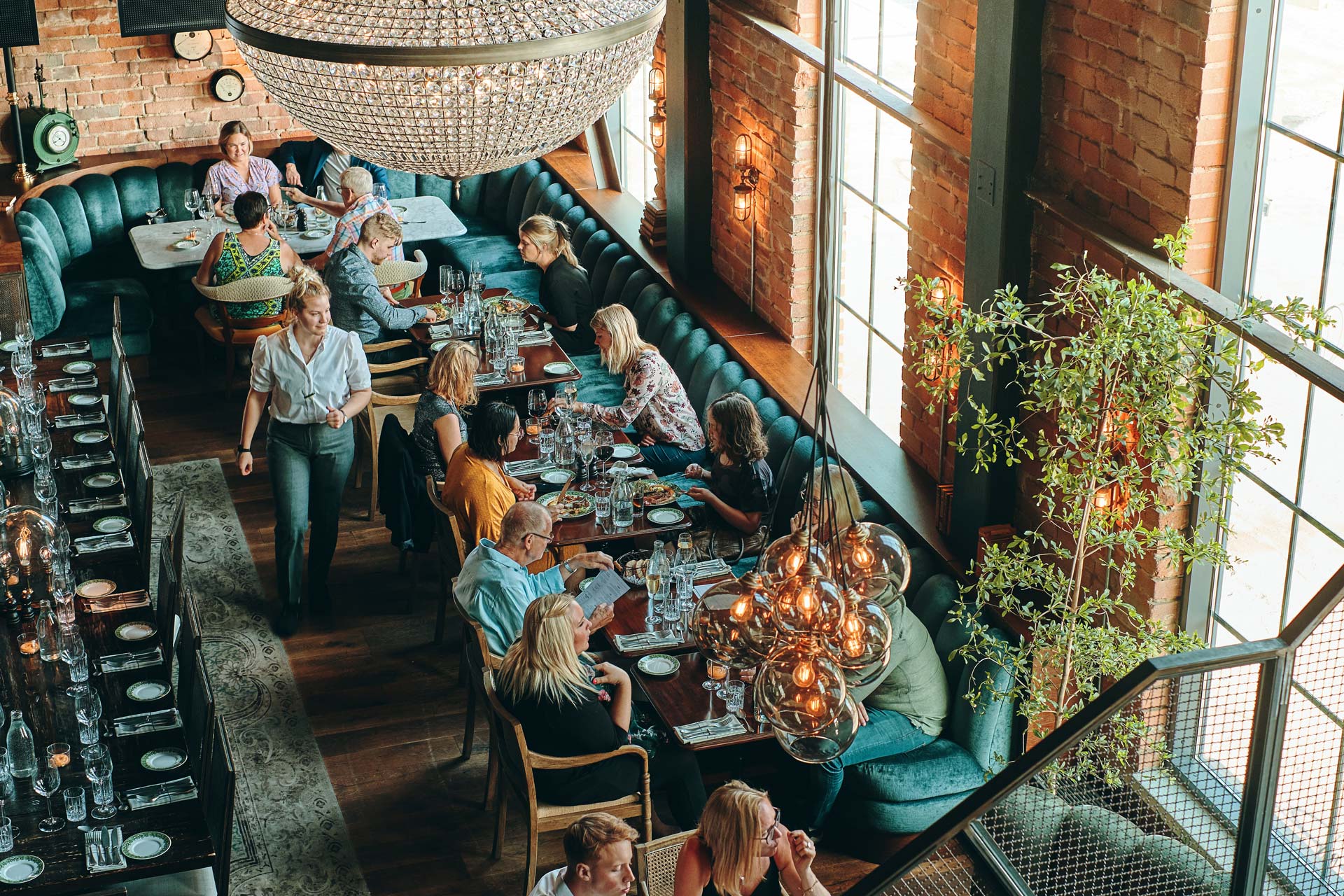 Människor äter på restaurang Steam Hotel i Västerås Pressbild