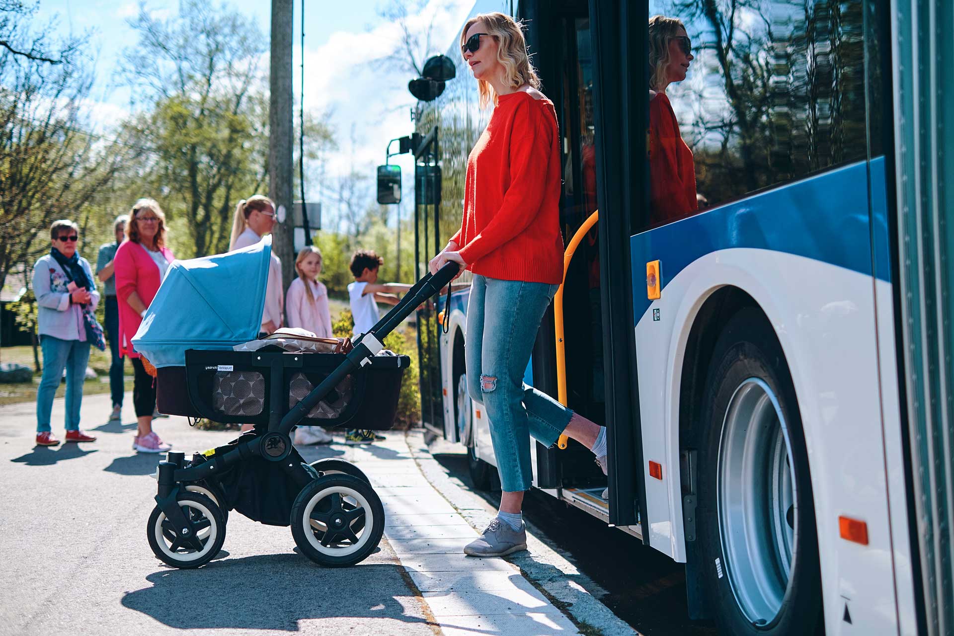 Bussresenär med barnvagn kliver av VL buss. Fotograf: Pressbild Adam af Ekenstam