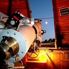 Ett stort teleskop på Åkesta Observatorium som är riktat upp mot himlen. Fotograf: Per Sanderfjord.