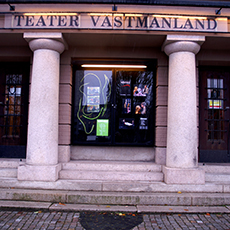 Bild beskriver ingången till teater västmanland. Fotograf: Medlinn Gosch