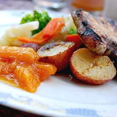 En tallrik med potatis, kött och sallad från Bistro Gränden. Foto: Pressbild