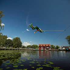 En man som är i luften och åker i cableparken. Fotograf: Peter Vahlfridsson