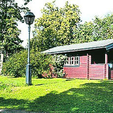 En röd stuga som ligger intill Café Björnen. Foto: Pressbild