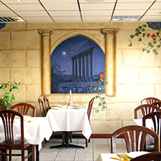 Bord och stolar samt en väggmålning inne på Ceders restaurang. Fotograf: Jennifer Gosch.