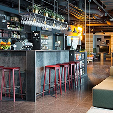 Barceptionen, vilket är en kombination av reception och bar, inne på Comfort Hotel. Foto: Pressbild