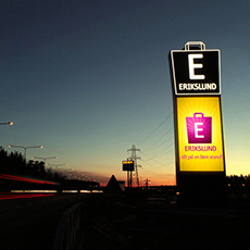 Vägskylten med hänvisning till Erikslunds handelsområde från E18. Foto: Pressbild