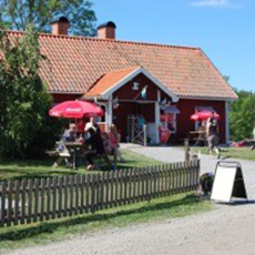 Fasaden på det röda huset som Fiskarfruns Café och Mat ligger i. Foto: Pressbild