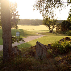 Grönområde med en grusad gångbana på Fullerö Golfklubb. Foto: Pressbild