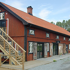 Den röda längan som Gäddeholms Café ligger i. Foto: Pressbild