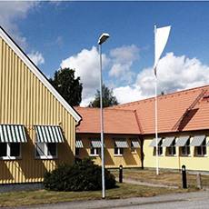 Gula byggnaderna som innefattar Hotell Hässlö. Foto: Pressbild