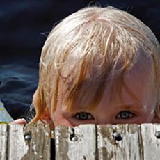 Barn som tittar upp från bryggan på Joahnnisbergs badplats. Foto: Pressbild