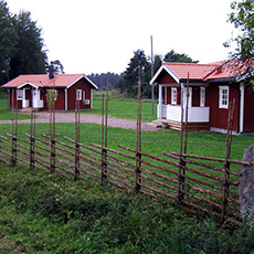 2 stugor med trästaket på Norr Lövsta Gård. Foto: Pressbild