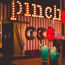 2 färgglada drinkar på Pinchos i Västerås. Foto: Pressbild
