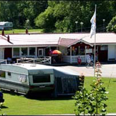 Bilden visar klubbhuset på campingen med vy över campingen