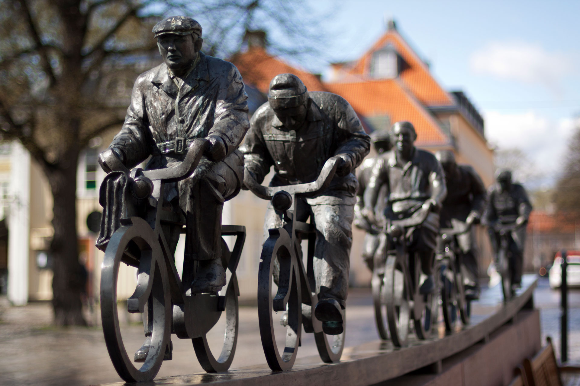 Det offentliga konstverket Aseaströmmen. Den skildrar arbetarna som cyklade till och från sin arbetsplats på ASEA:s metallverk. Fotograf: Mostphotos