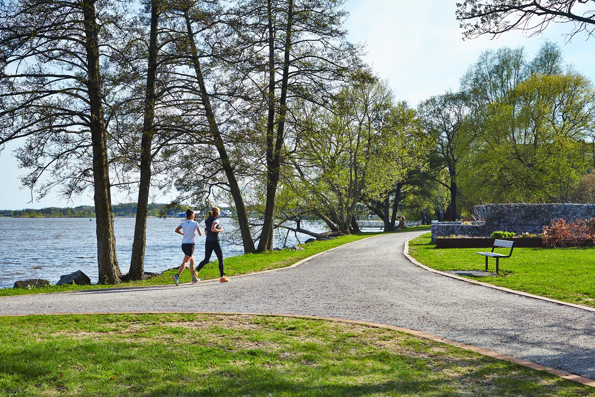 Två vuxna personer är på löptur längsmed Mälaren i Västerås. Fotograf: Hans Nordlander