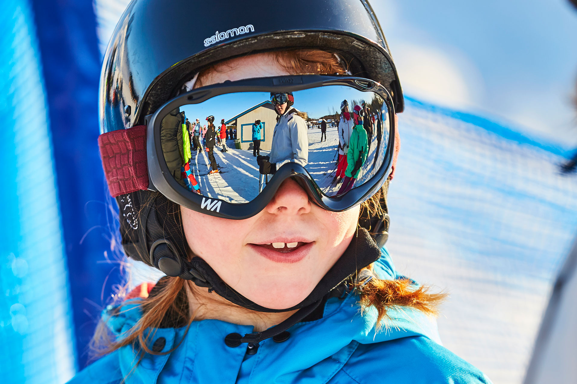 Ett barn med stora skidglasögon åker slalom på Vedbobacken i Västerås. Fotograf: Pia Nordlander