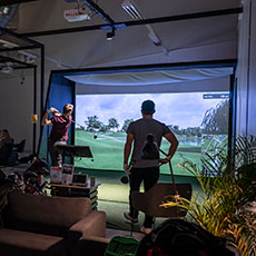 Två personer spelar Västerås indoorgolf. Foto: Pressbild/ Christoffer Snöborg