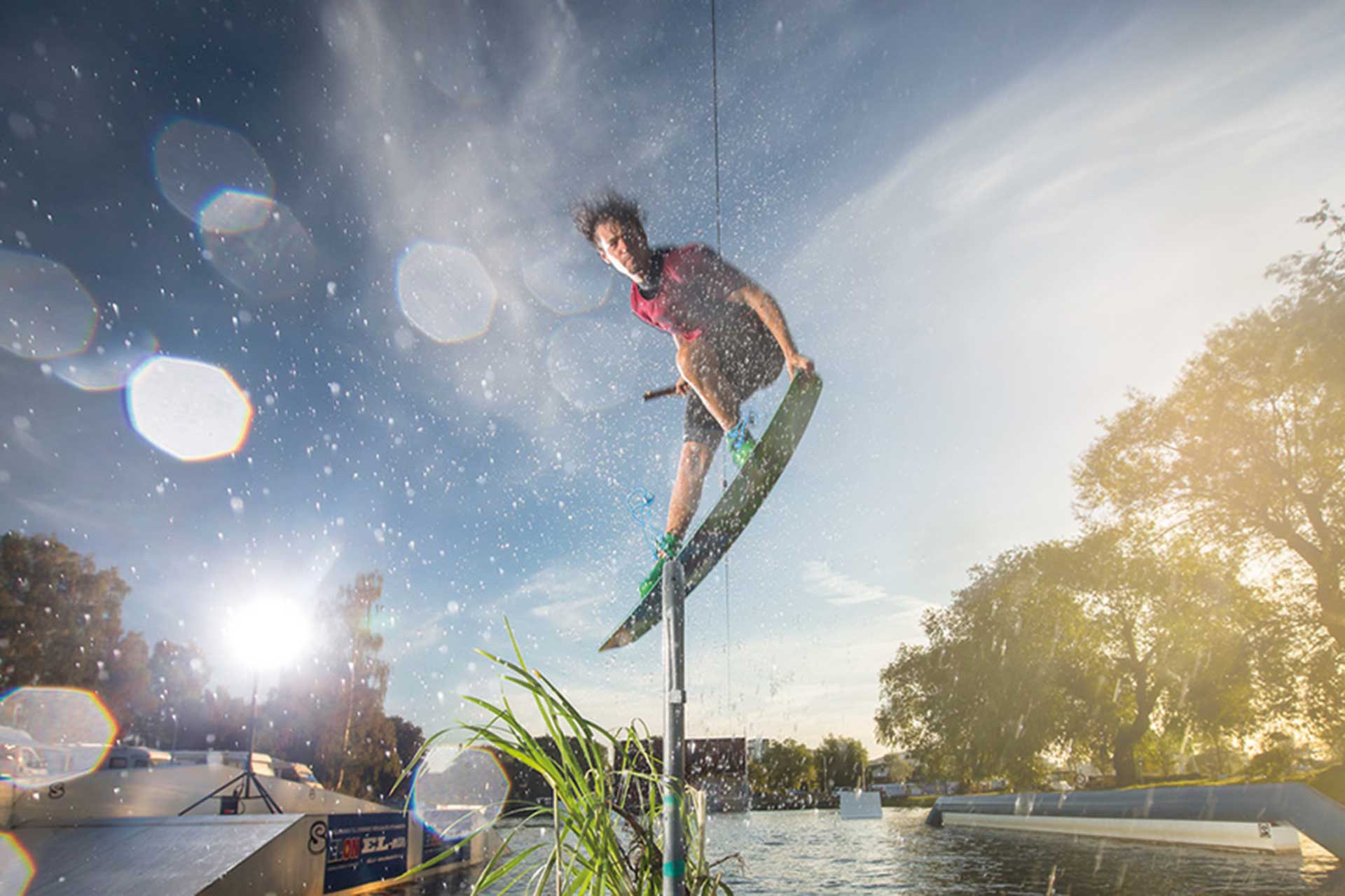 Man hoppar med wakeboard i Västerås Cable park.