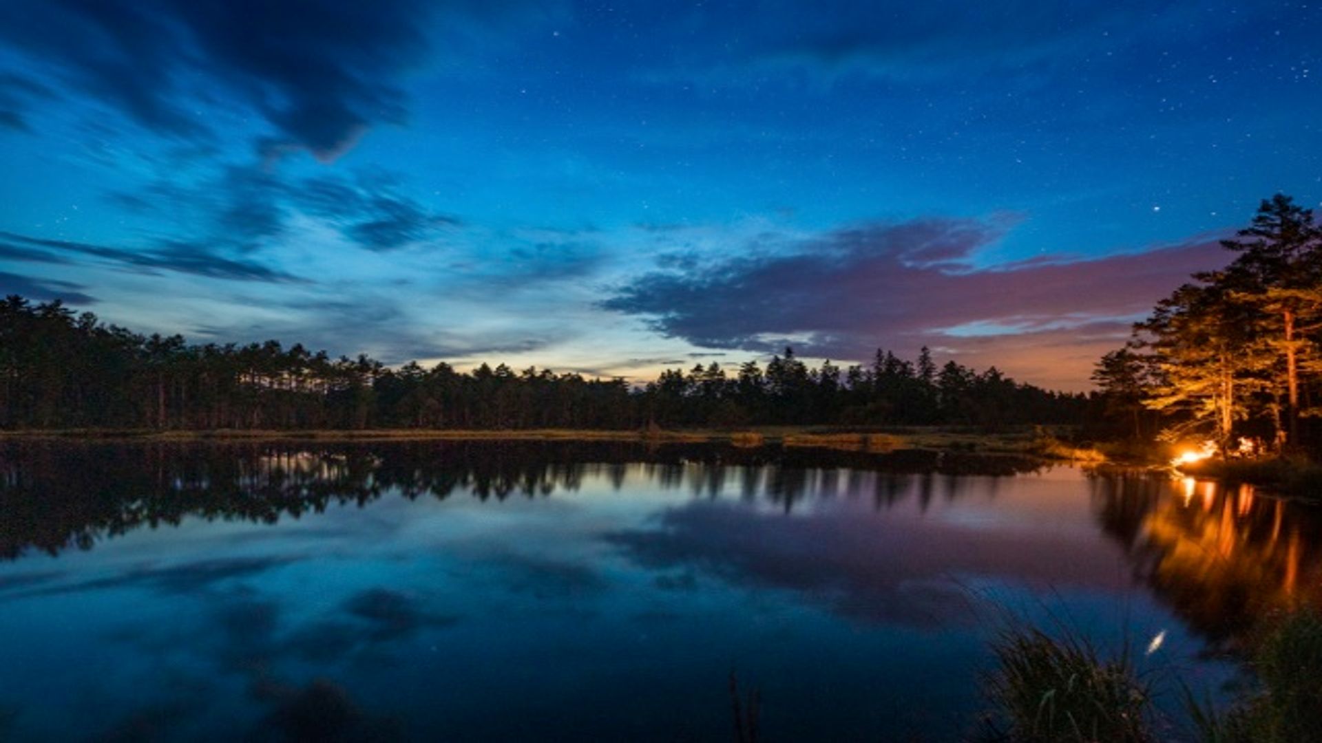 Utsikt över en vacker sjö i mörker. Fotograf: Marcus Westberg