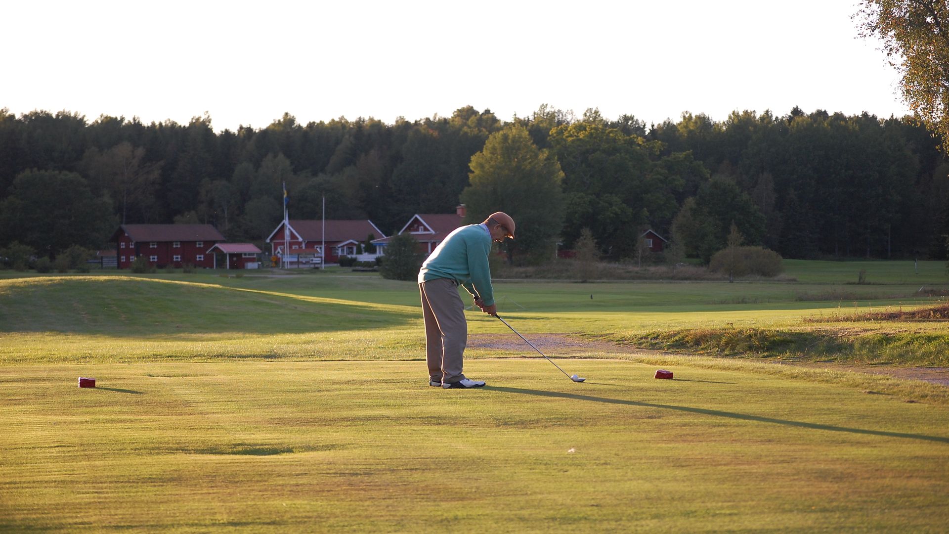 En man spelar golf. Fotograf: Arboga kommun pressbild