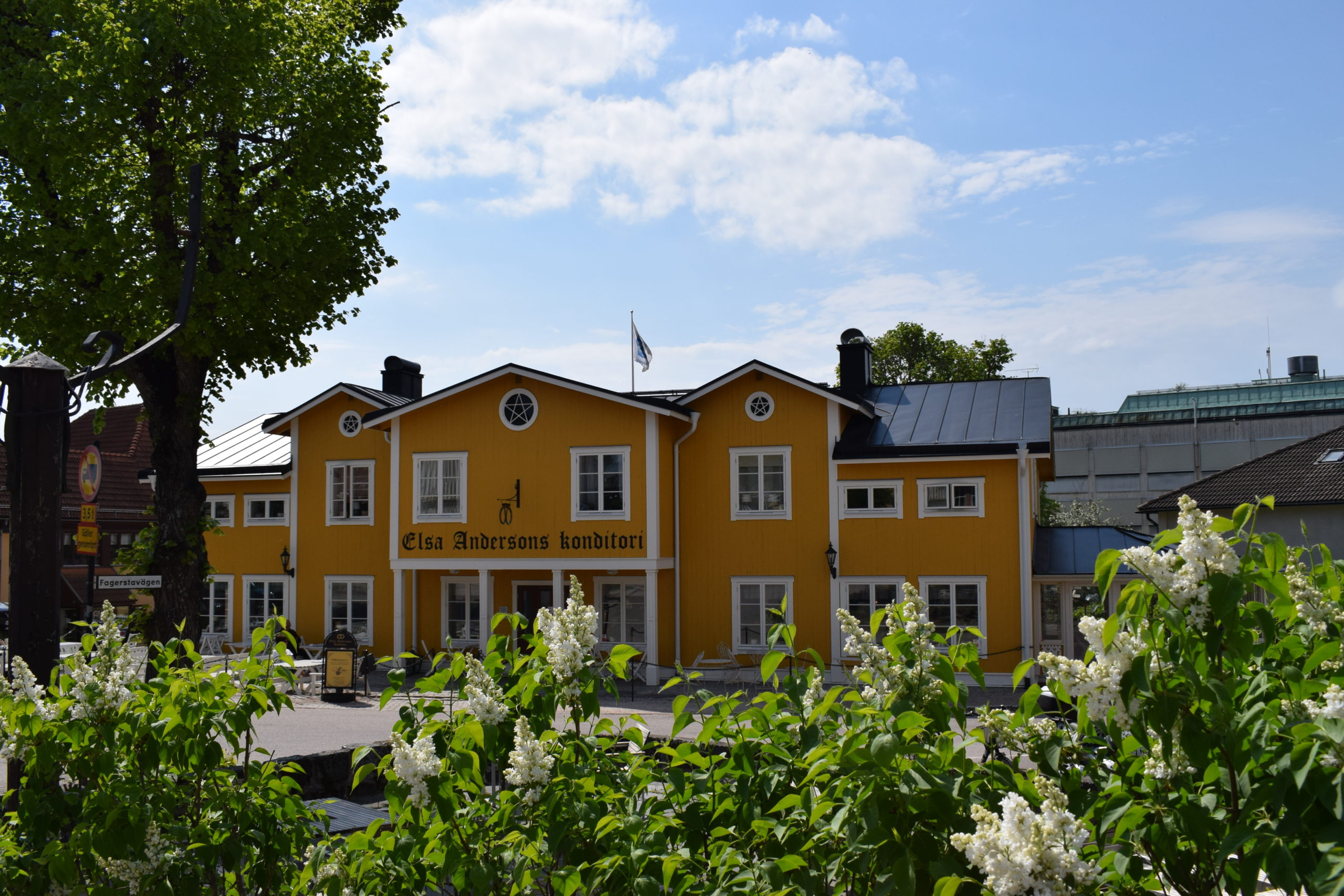 Vy över den gula villan Elsa Andersson Konditori. Fotograf: Pressbild