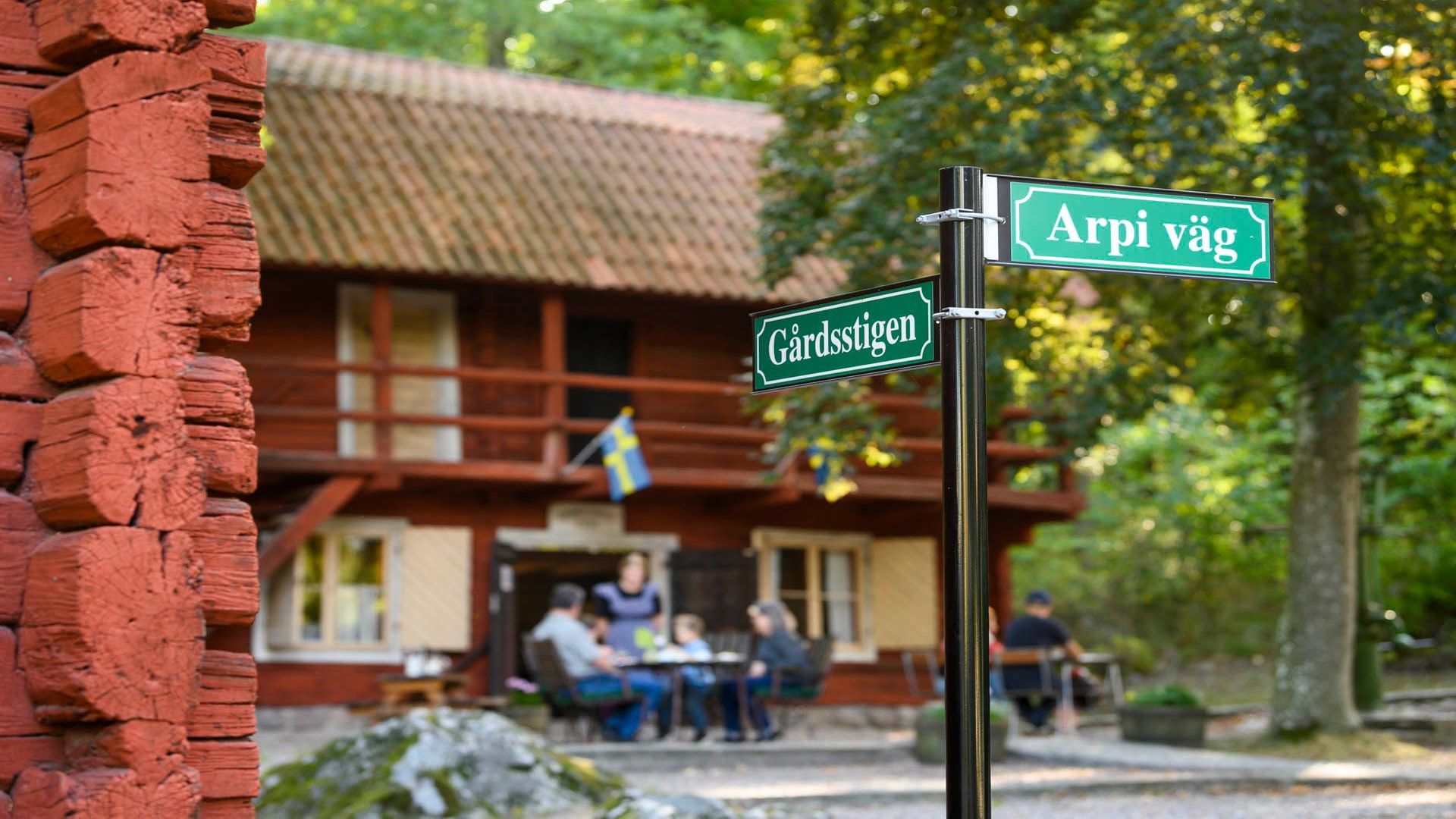 Gamla hus och skyltar på Gammelgården friluftsmuseum och Café. Fotograf: Pressbild