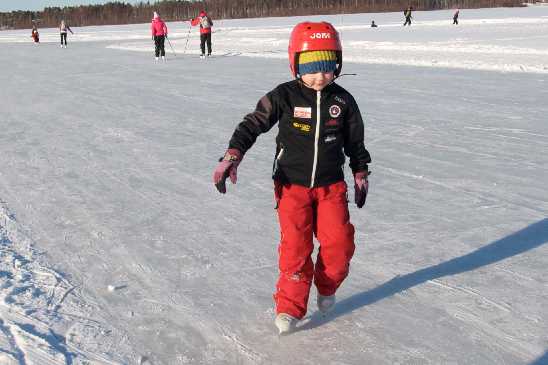 Barn som åker skridsko på plogad is. Foto: Mostphotos