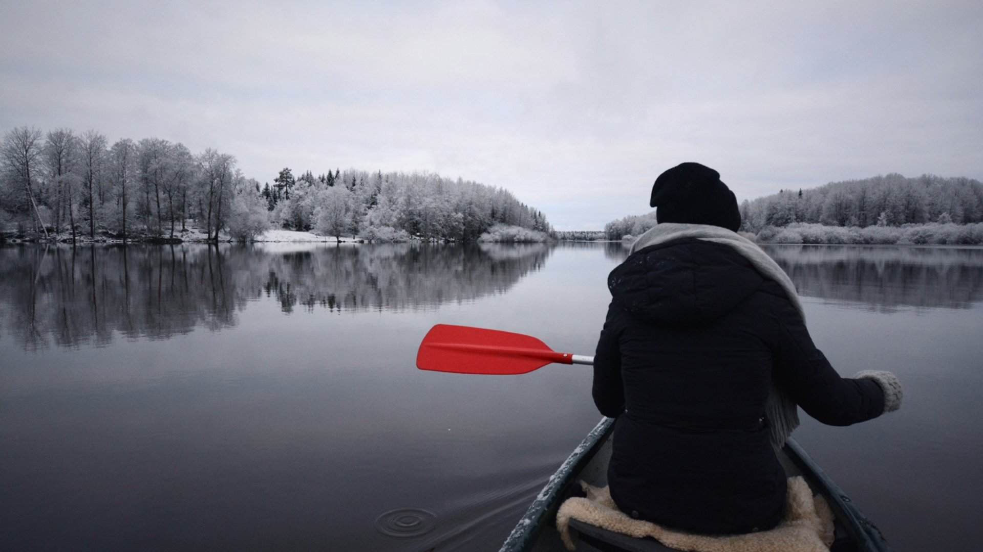 En man paddlar i en vacker vintermiljö- Foto: Pressbild
